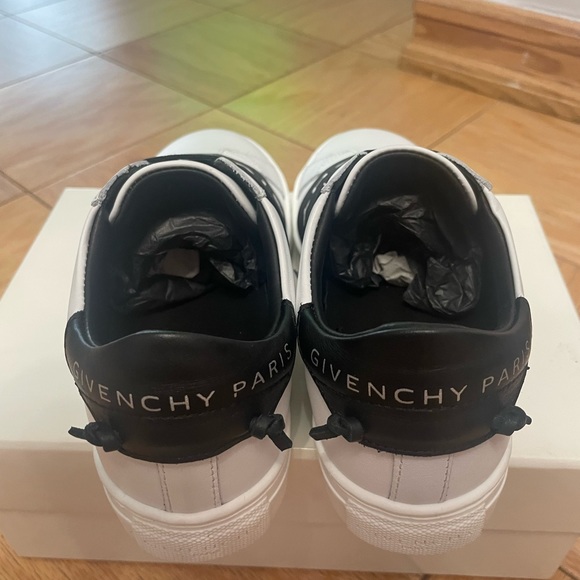 Big Girls Givenchy Sneaker size 34 - Picture 4 of 6